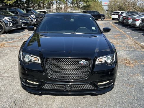 Used 2023 Chrysler 300 C image 2