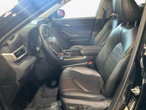 Used 2023 Toyota Highlander XLE image 9