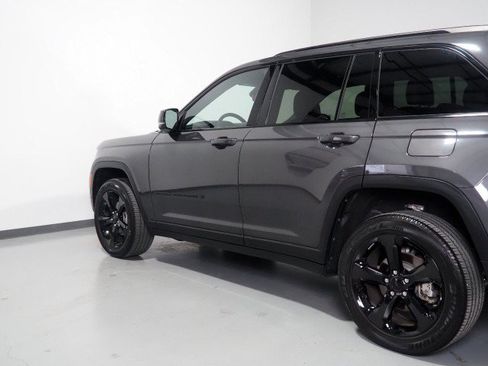 Used 2025 Jeep Grand Cherokee Altitude RWD image 46