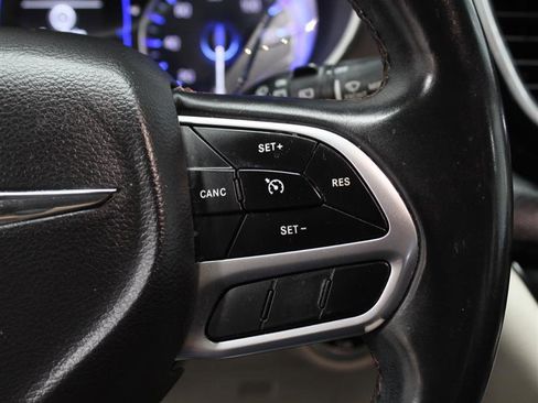 Used 2018 Chrysler Pacifica Touring-L FWD image 13
