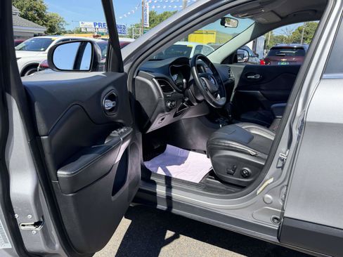 Used 2019 Jeep Cherokee Latitude Plus w/ Cold Weather Group AWD/4WD image 12