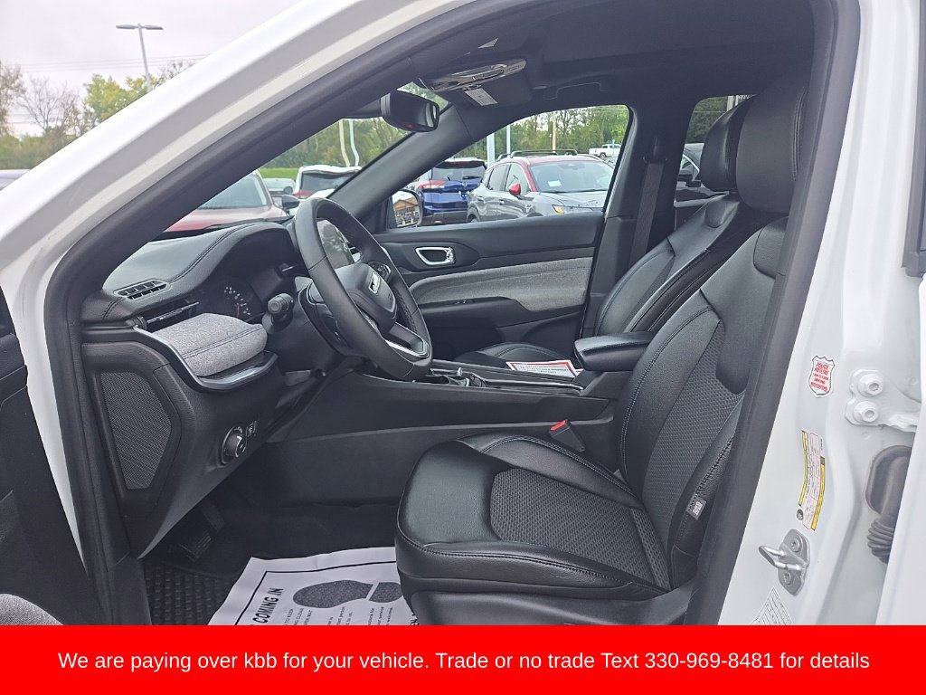 Used 2025 Jeep Compass Latitude w/ Sun & Sound Group AWD/4WD image 9