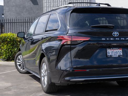 Used 2024 Toyota Sienna Limited image 5