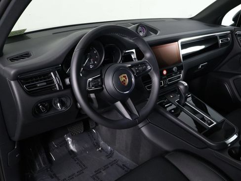 Certified 2026 Porsche Macan AWD/4WD image 4