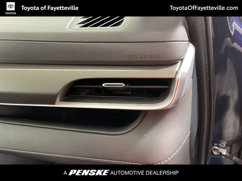 Used 2021 Toyota Highlander XLE image 23