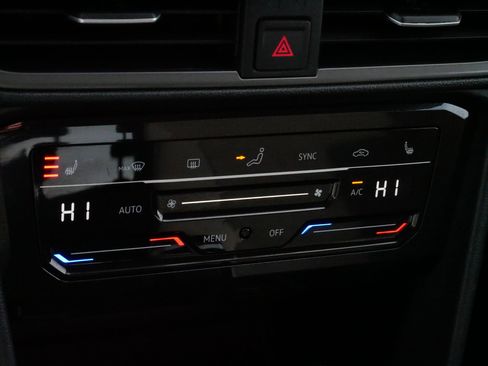 Used 2025 Volkswagen Taos SE image 23