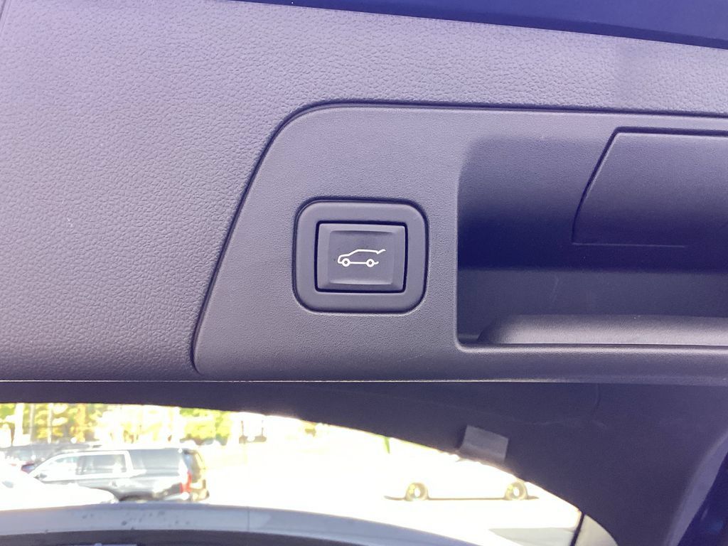 Used 2023 Buick Envision Avenir AWD/4WD image 35