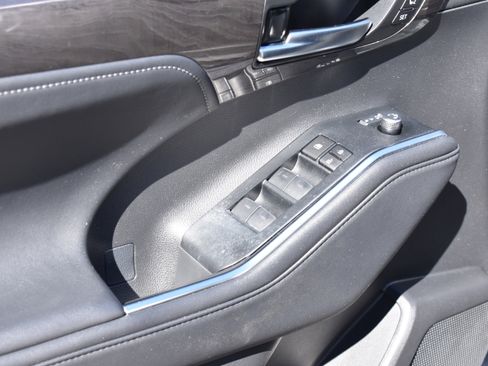 Used 2024 Toyota Highlander Limited image 25