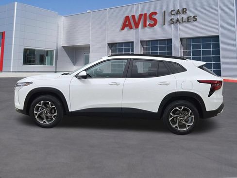Used 2025 Chevrolet Trax LT w/ LT Convenience Package FWD image 10