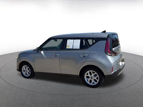 Used 2025 Kia Soul LX w/ LX Technology Package FWD image 8