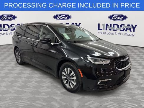 Used 2023 Chrysler Pacifica Touring-L FWD image 1