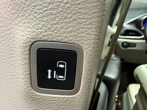 Used 2020 Chrysler Pacifica Limited FWD image 31
