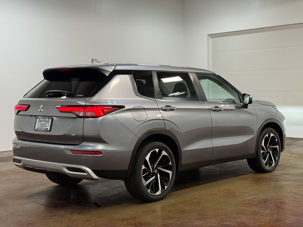 Used 2024 Mitsubishi Outlander SE AWD/4WD image 24