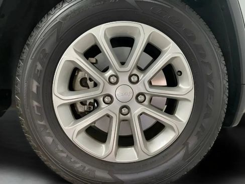 Used 2021 Jeep Grand Cherokee Laredo RWD image 28