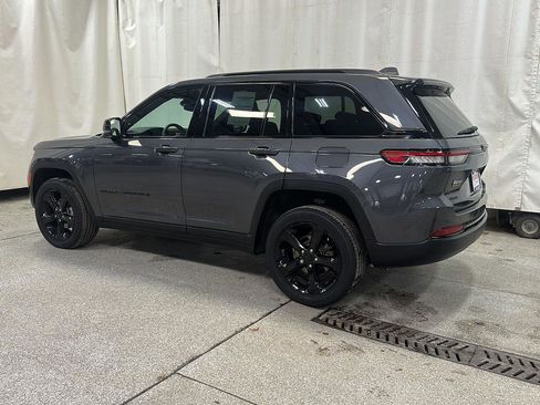 Used 2023 Jeep Grand Cherokee Altitude image 3