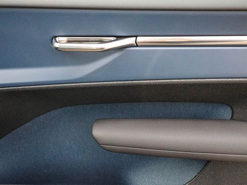 New 2026 Volvo EX30 Plus w/ Protection Package image 18