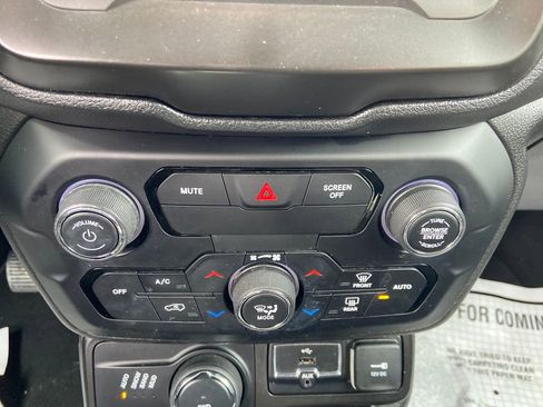 Used 2019 Jeep Renegade Latitude image 24