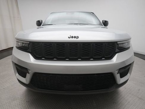 Used 2025 Jeep Grand Cherokee Altitude AWD/4WD image 11