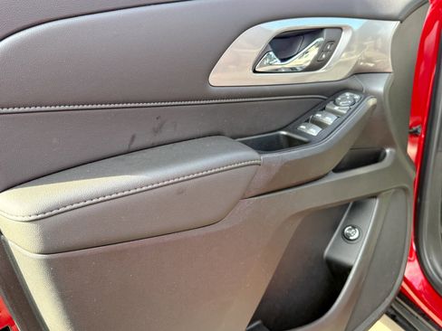 Used 2023 Chevrolet Traverse LT image 12