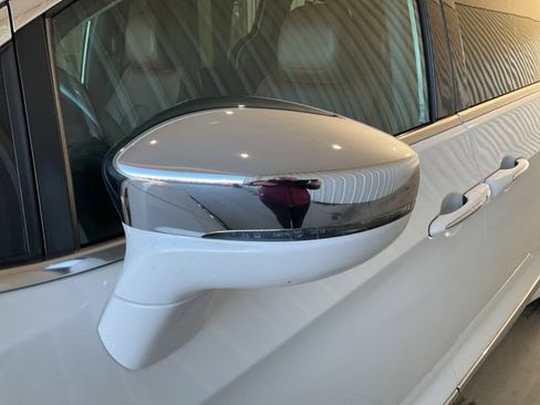 Used 2017 Chrysler Pacifica Limited image 3