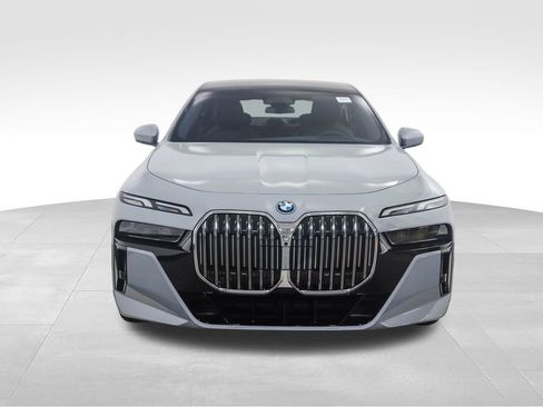 Used 2026 BMW 750e xDrive image 9