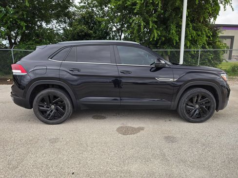 Used 2022 Volkswagen Atlas Cross Sport SE AWD/4WD image 2
