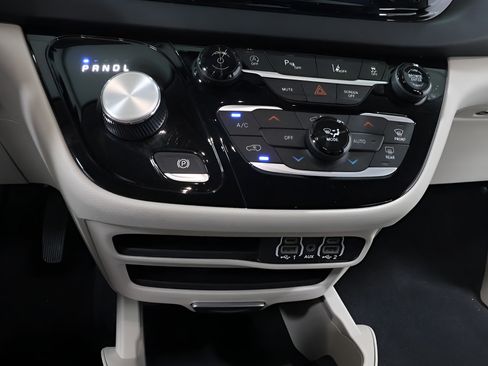 Used 2023 Chrysler Pacifica Touring-L FWD image 9