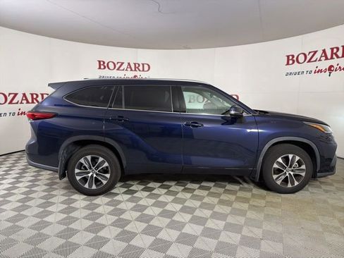 Used 2021 Toyota Highlander XLE AWD/4WD image 9