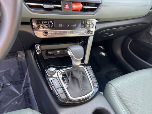 Certified 2025 Kia Seltos SX w/ SX Sunroof Package image 30