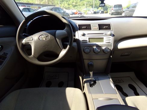 Used 2011 Toyota Camry LE image 5