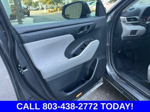Used 2024 Toyota Highlander LE FWD image 5