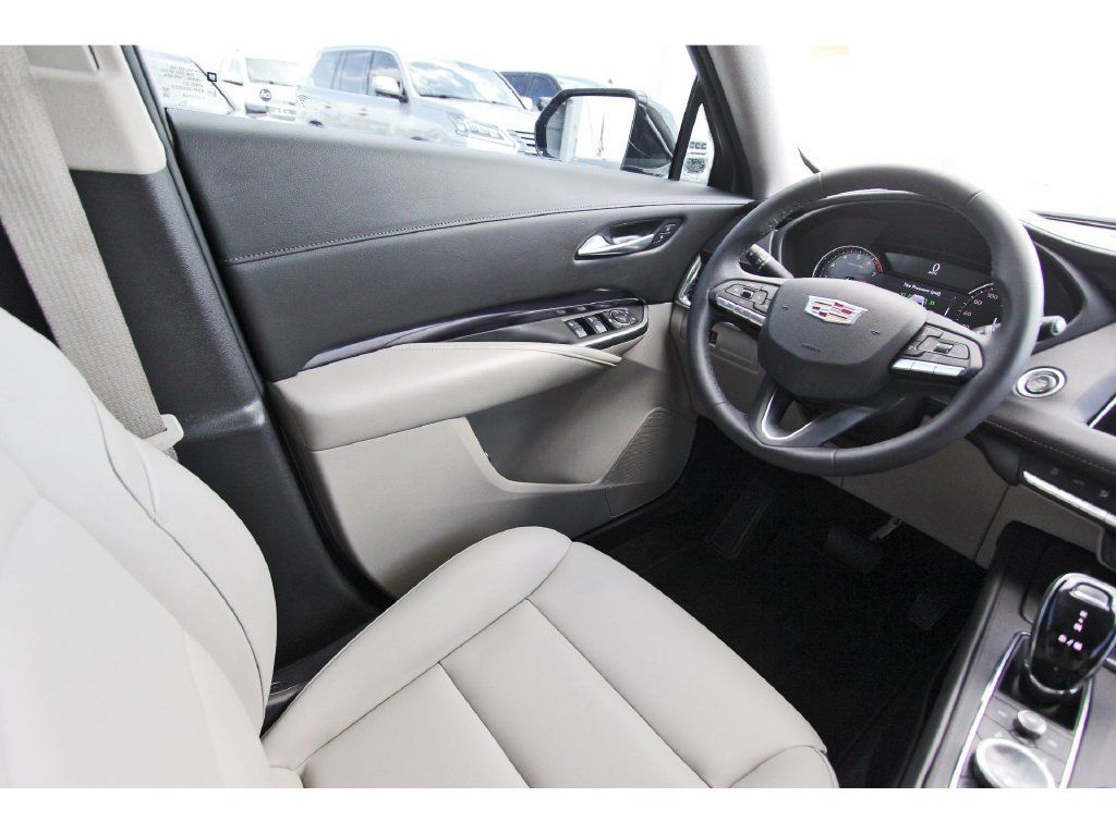 Certified 2023 Cadillac XT4 Luxury FWD image 8