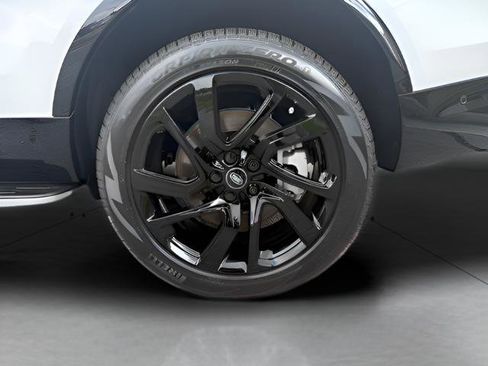 Certified 2025 Land Rover Discovery Dynamic SE image 12