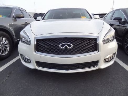 Used 2018 INFINITI Q70 L 3.7 image 2
