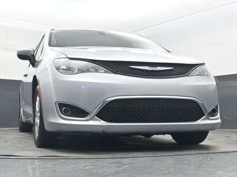 Used 2022 Chrysler Voyager LX image 26