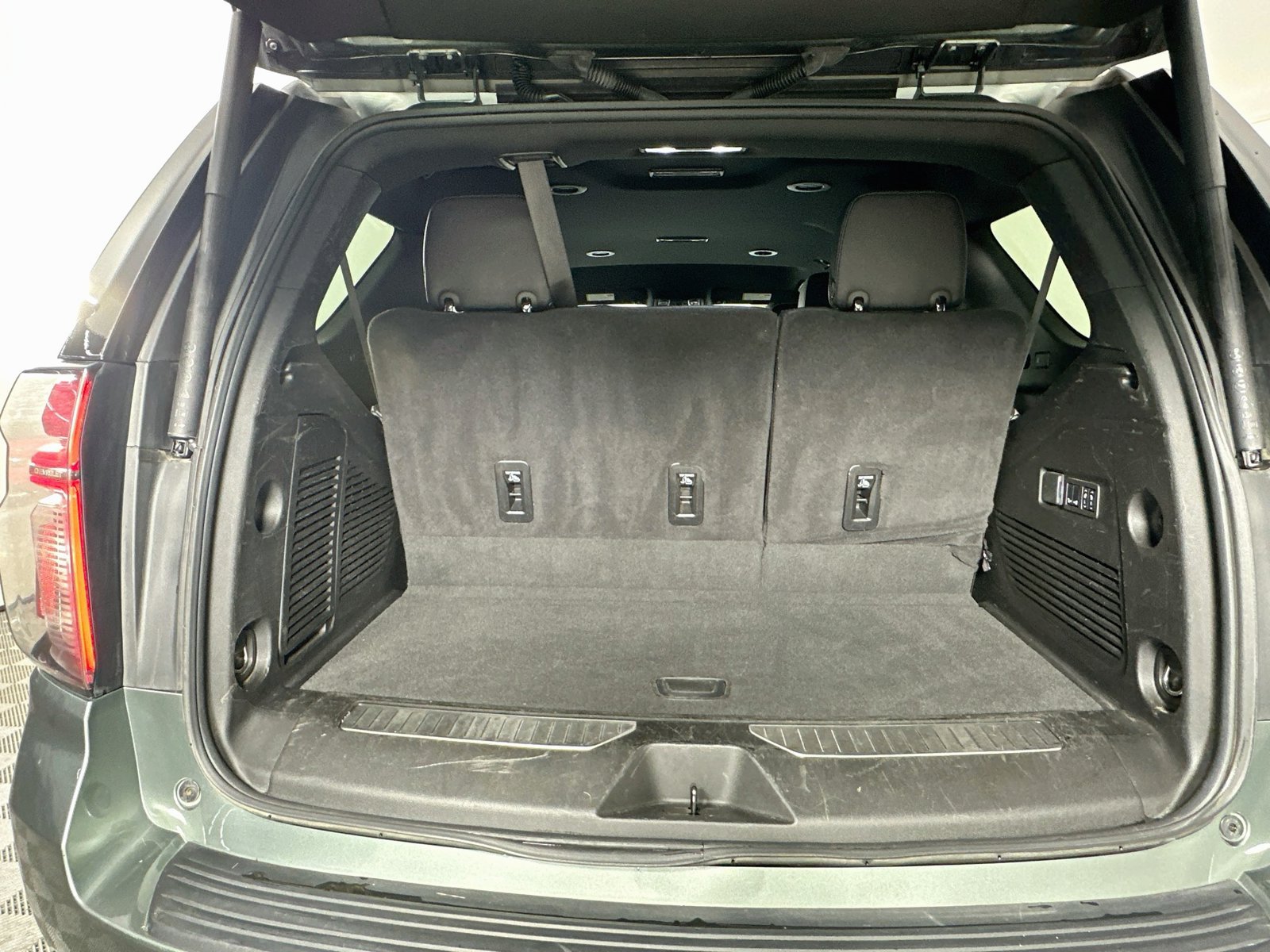 Used 2024 Chevrolet Tahoe Premier AWD/4WD image 28