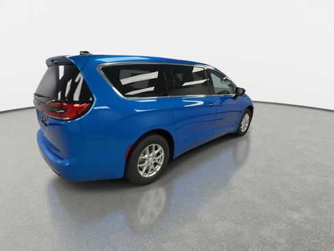 New 2027 Chrysler Pacifica Select FWD image 8