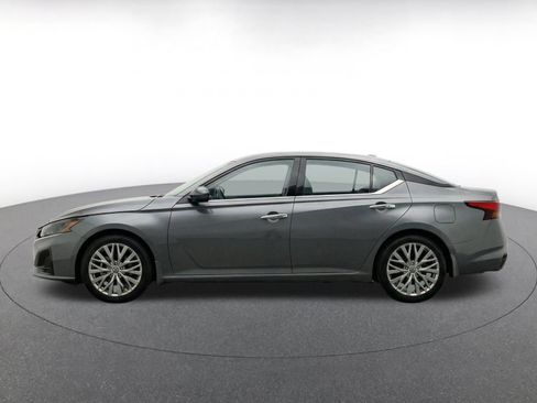 Used 2025 Nissan Altima 2.5 SV FWD image 4