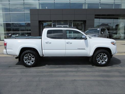 Used 2017 Toyota Tacoma Limited AWD/4WD image 14