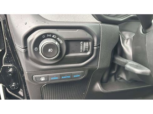 Used 2025 Jeep Wrangler Sahara w/ Safety Group image 18