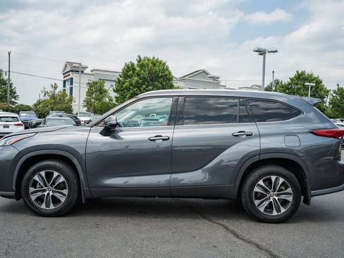 Used 2020 Toyota Highlander XLE AWD/4WD image 4