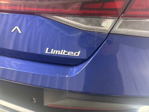 Used 2024 Hyundai Elantra Limited image 11