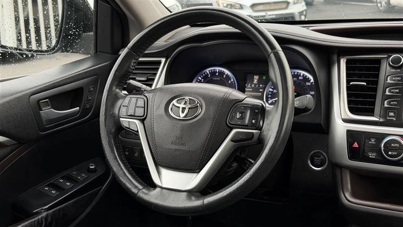 Used 2015 Toyota Highlander Limited Platinum AWD/4WD image 26