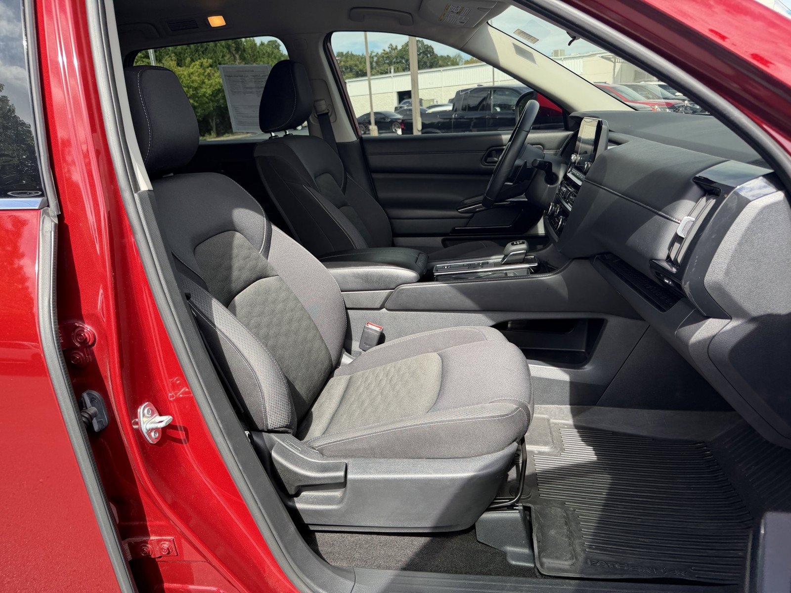 Used 2024 Nissan Pathfinder SV FWD image 14