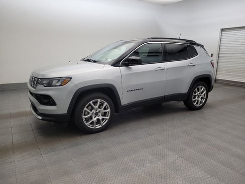Used 2025 Jeep Compass Limited AWD/4WD image 2