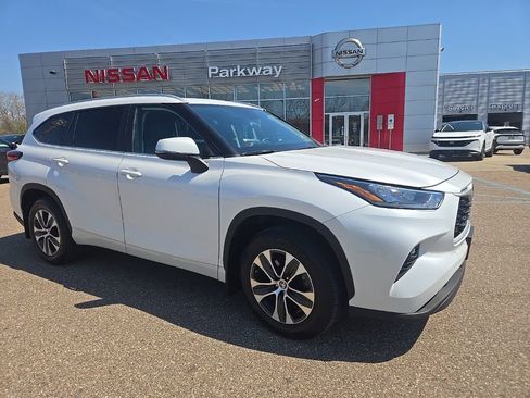 Used 2023 Toyota Highlander XLE image 1