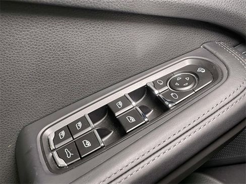 Used 2025 Porsche Macan image 40