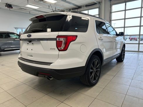 Used 2018 Ford Explorer XLT w/ Equipment Group 202A image 5