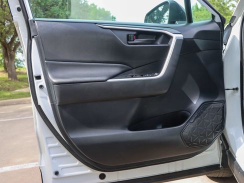 Used 2019 Toyota RAV4 LE FWD image 12