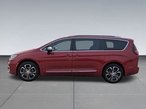 Used 2025 Chrysler Pacifica Pinnacle w/ Trailer Tow Group AWD/4WD image 2